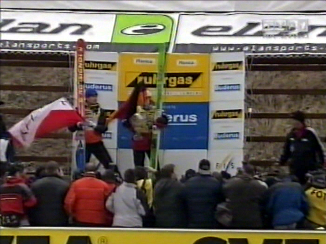 Adam Małysz i Sven Hannawald z wymienionymi flagami (TVP)